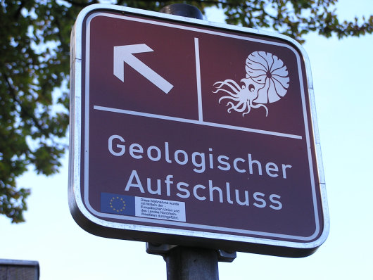 Das Wanderzeichen des Geologischen Wanderweges zeigt einen Kopffüßler.